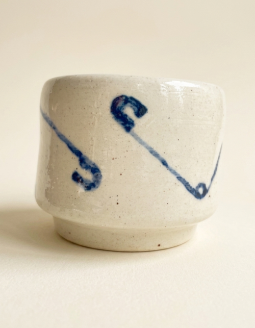 Clip-form coarse ceramic cup