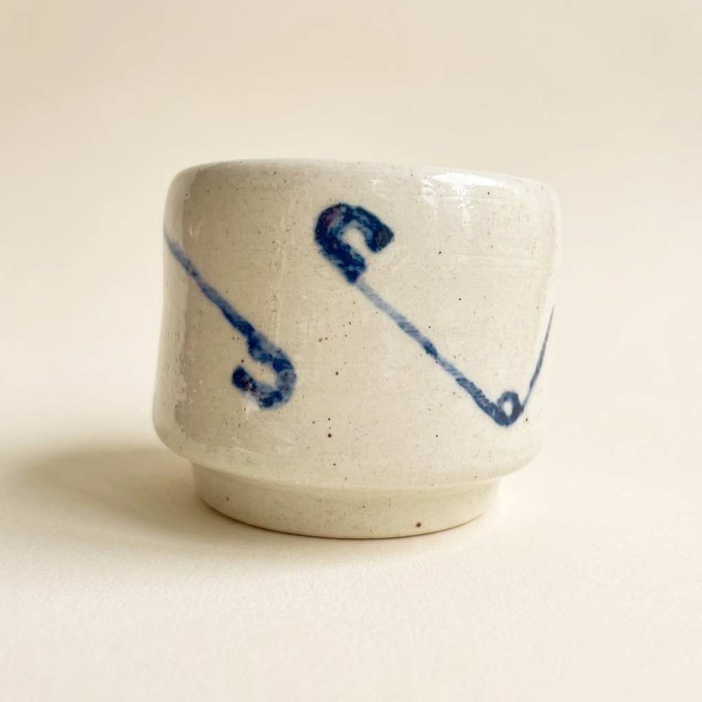 Clip-form coarse ceramic cup